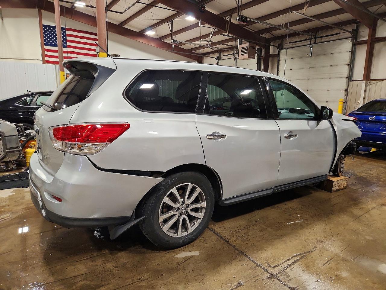 2014 Nissan Pathfinder S - Image 3