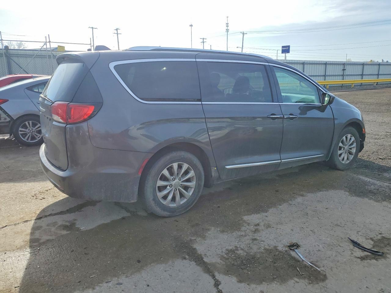 2018 Chrysler Pacifica Touring L - Фото 3