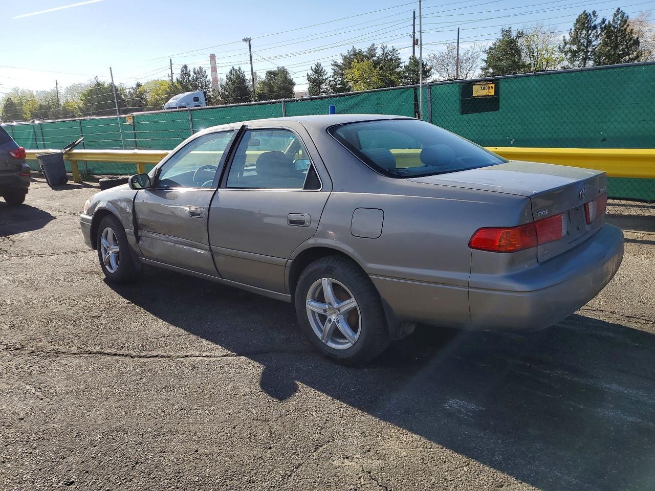 2001 Toyota Camry Ce - Фото 2