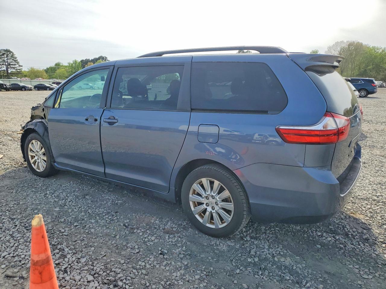 2017 Toyota Sienna Le 7-Passenger - Фото 2