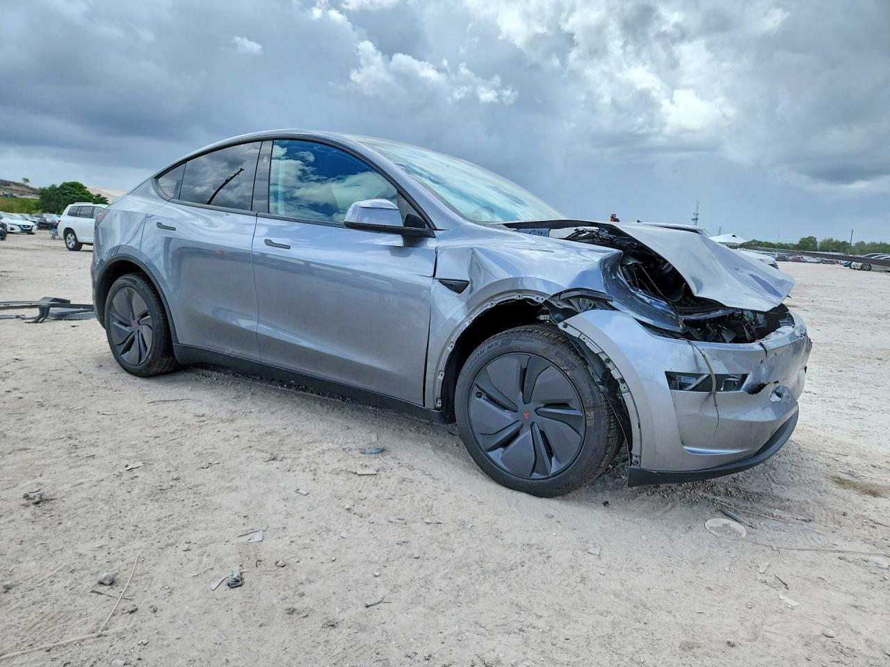 2026 Tesla Model Y - Фото 4