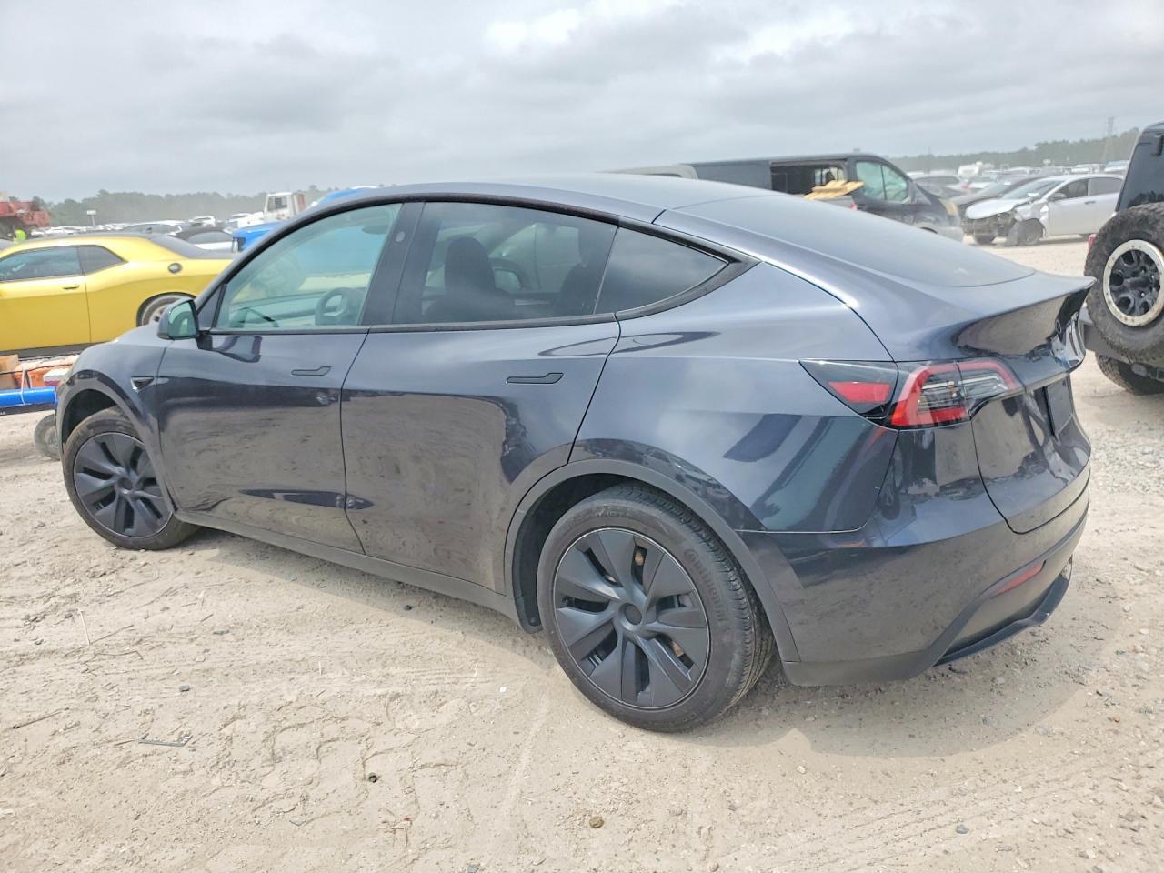 2024 Tesla Model Y - Фото 2