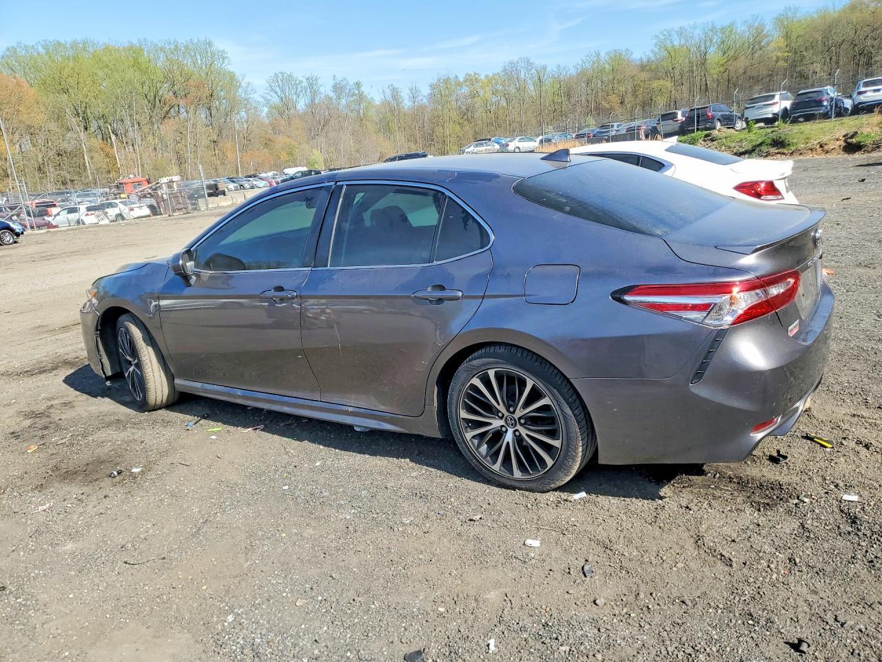 2020 Toyota Camry Se - Фото 2