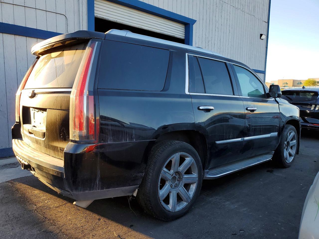 2016 Cadillac Escalade Luxury - Image 3