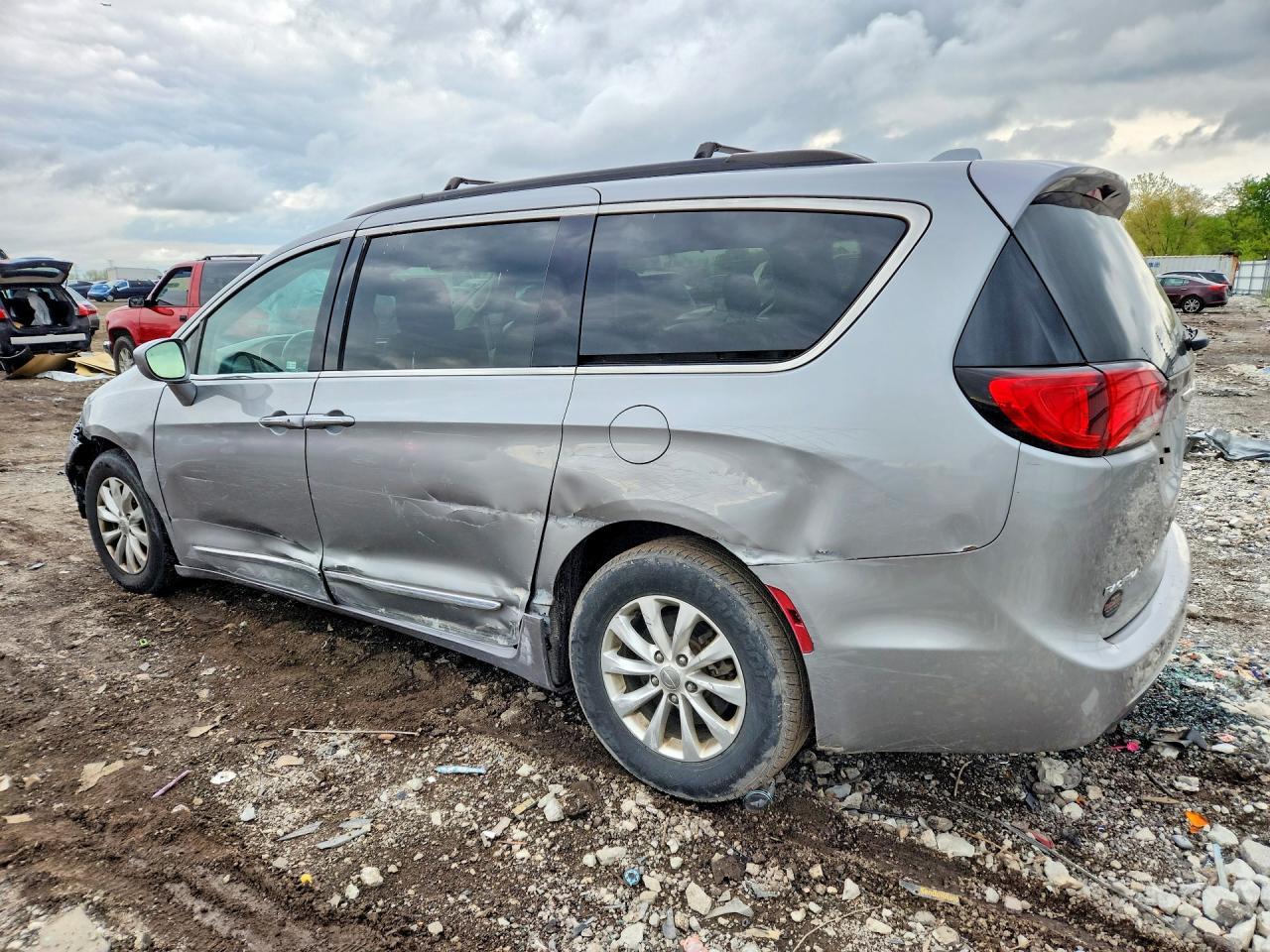 2017 Chrysler Pacifica Touring L - Image 2