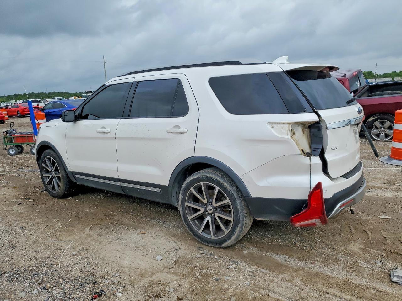 2016 Ford Explorer Xlt - Image 2