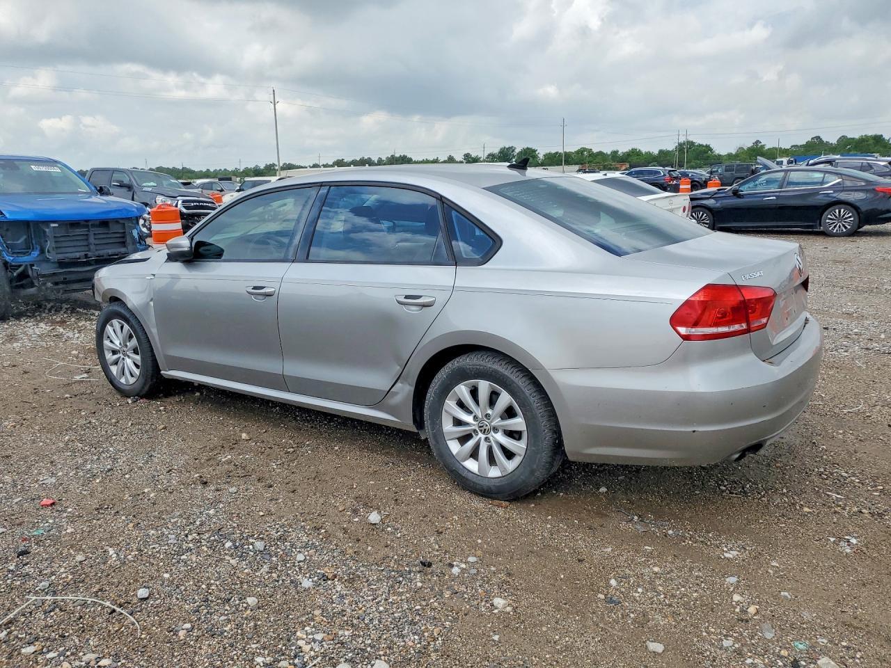 2014 Volkswagen Passat S - Фото 2