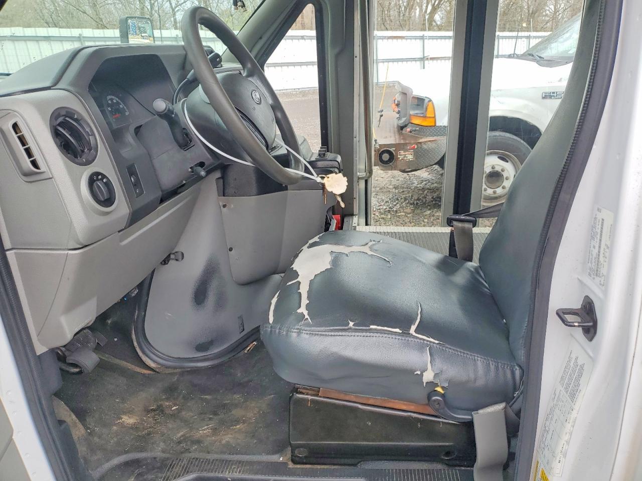 2017 Ford Econoline E350 Super Duty Cutaway Van - Image 5