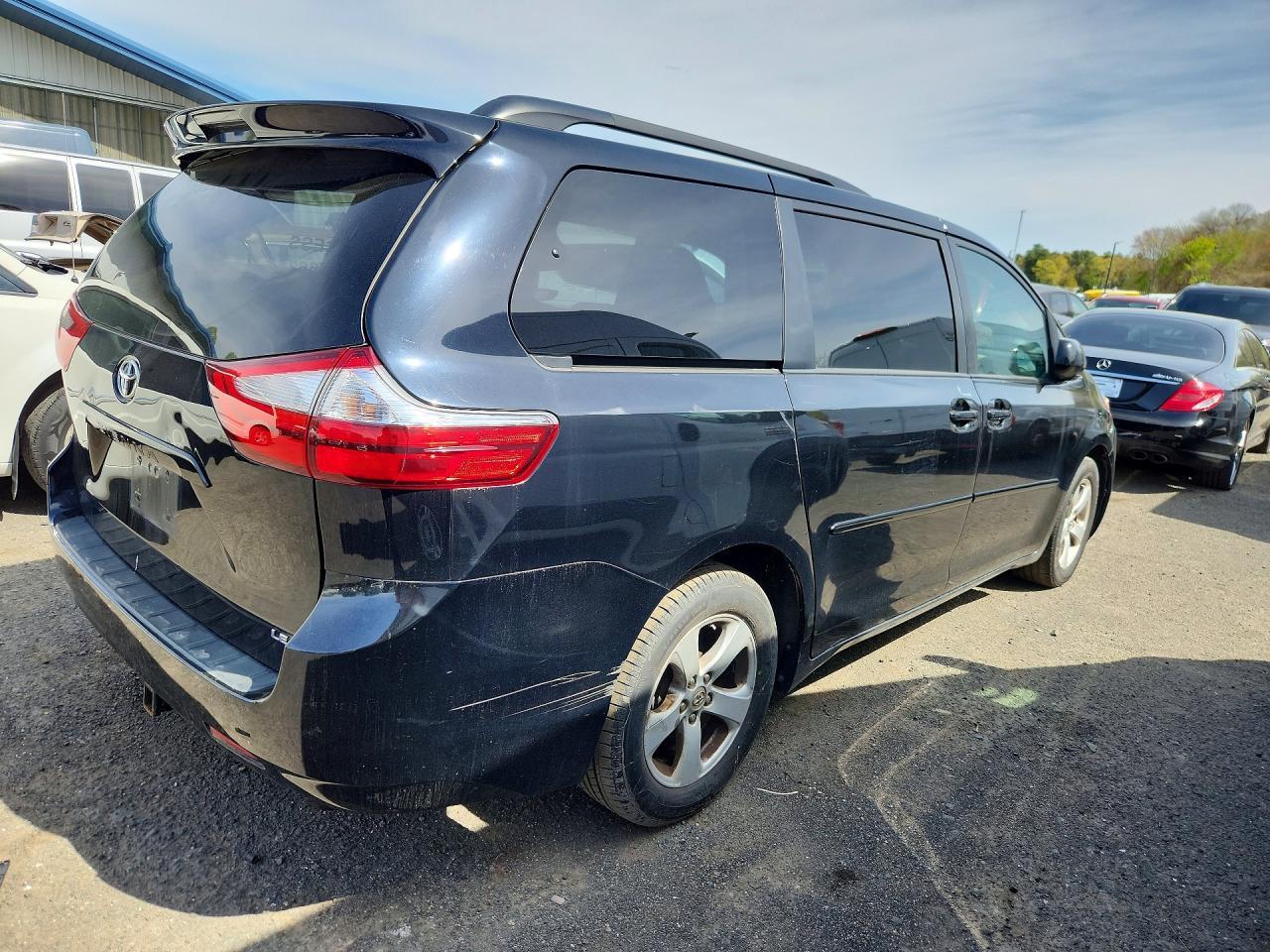 2017 Toyota Sienna Le - Image 3