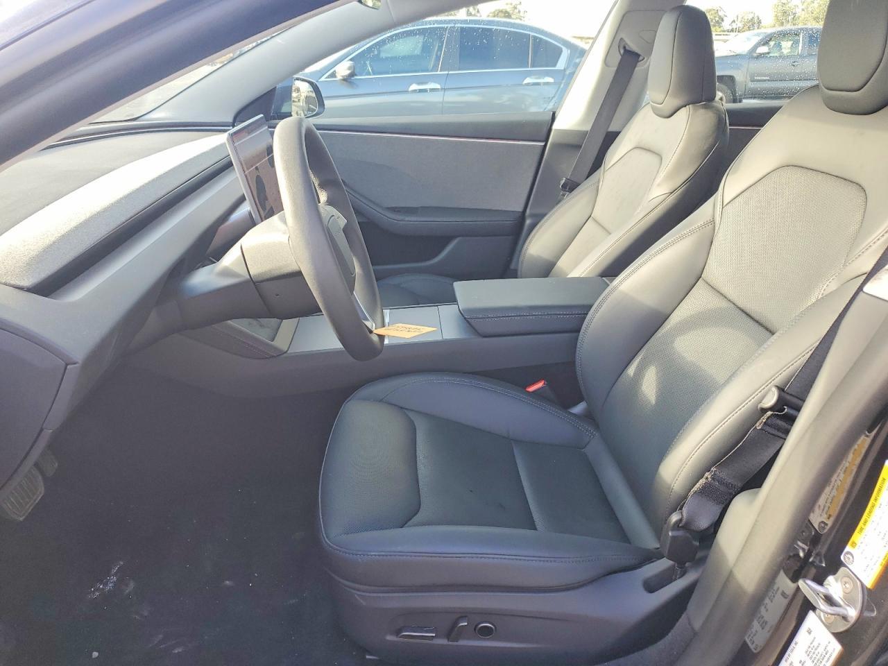 2025 Tesla Model 3 - Фото 7
