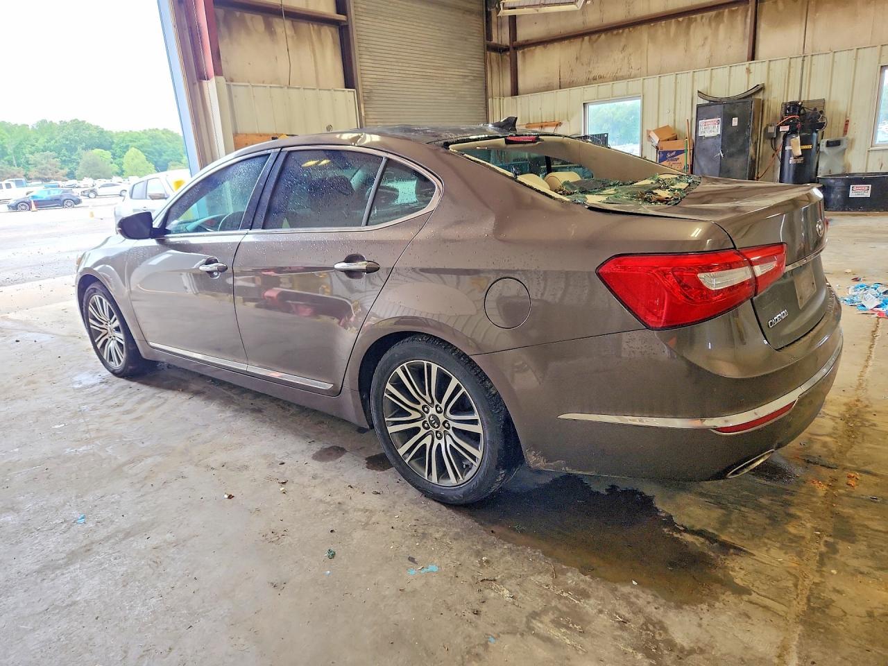 2015 Kia Cadenza Premium - Image 2