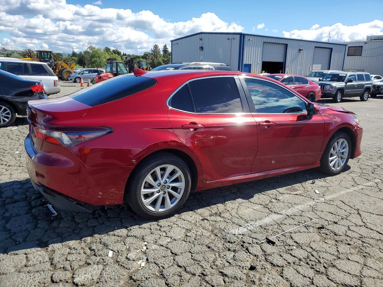 2021 Toyota Camry Le - Фото 3