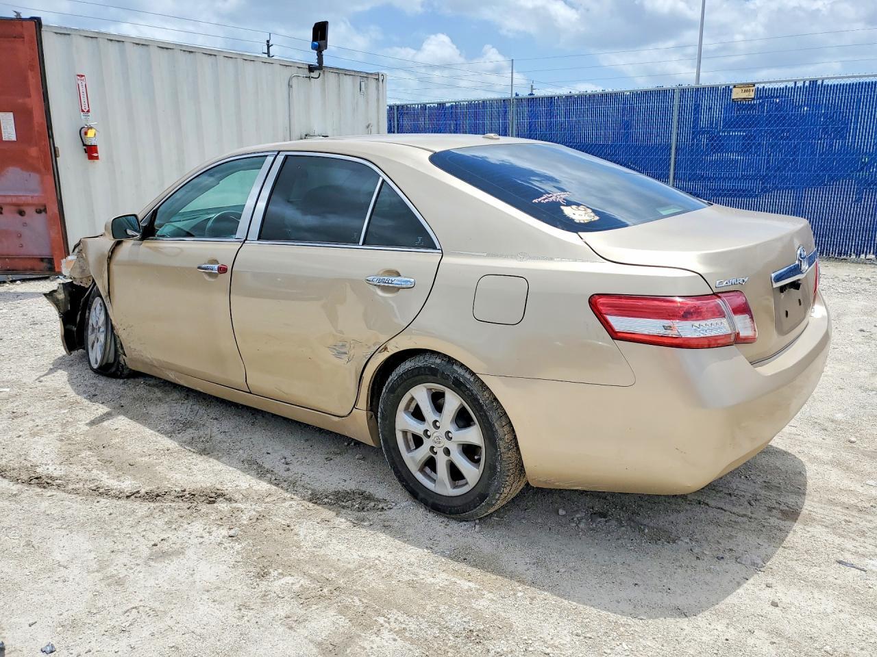 2010 Toyota Camry Le - Image 3
