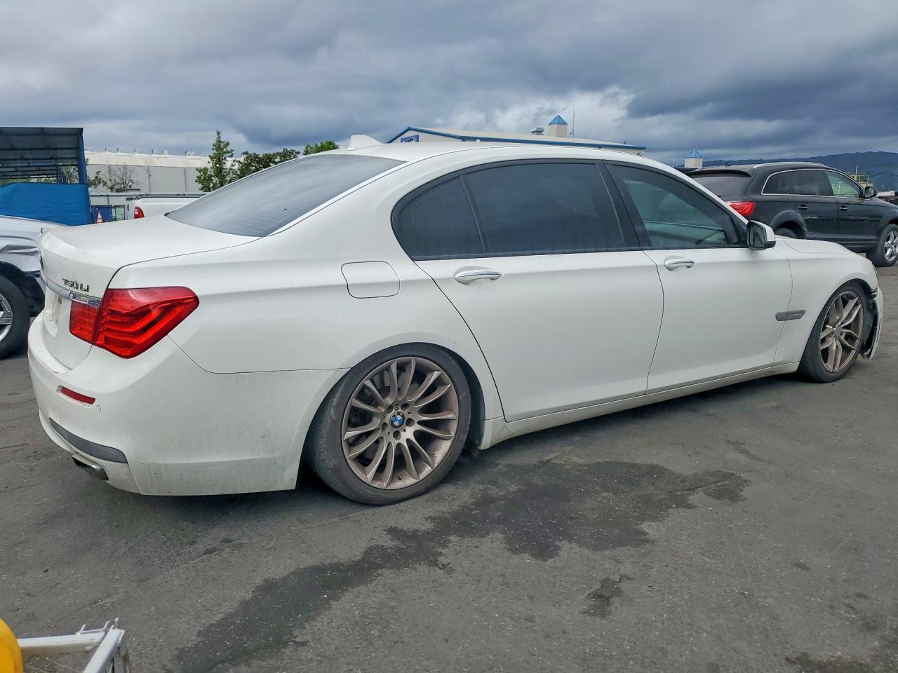 2010 BMW 750 Li - Фото 3