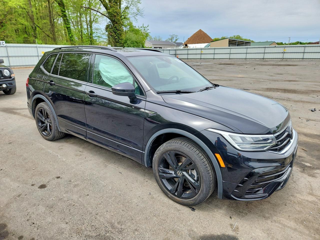 2024 Volkswagen Tiguan Se R-Line Black - Image 4
