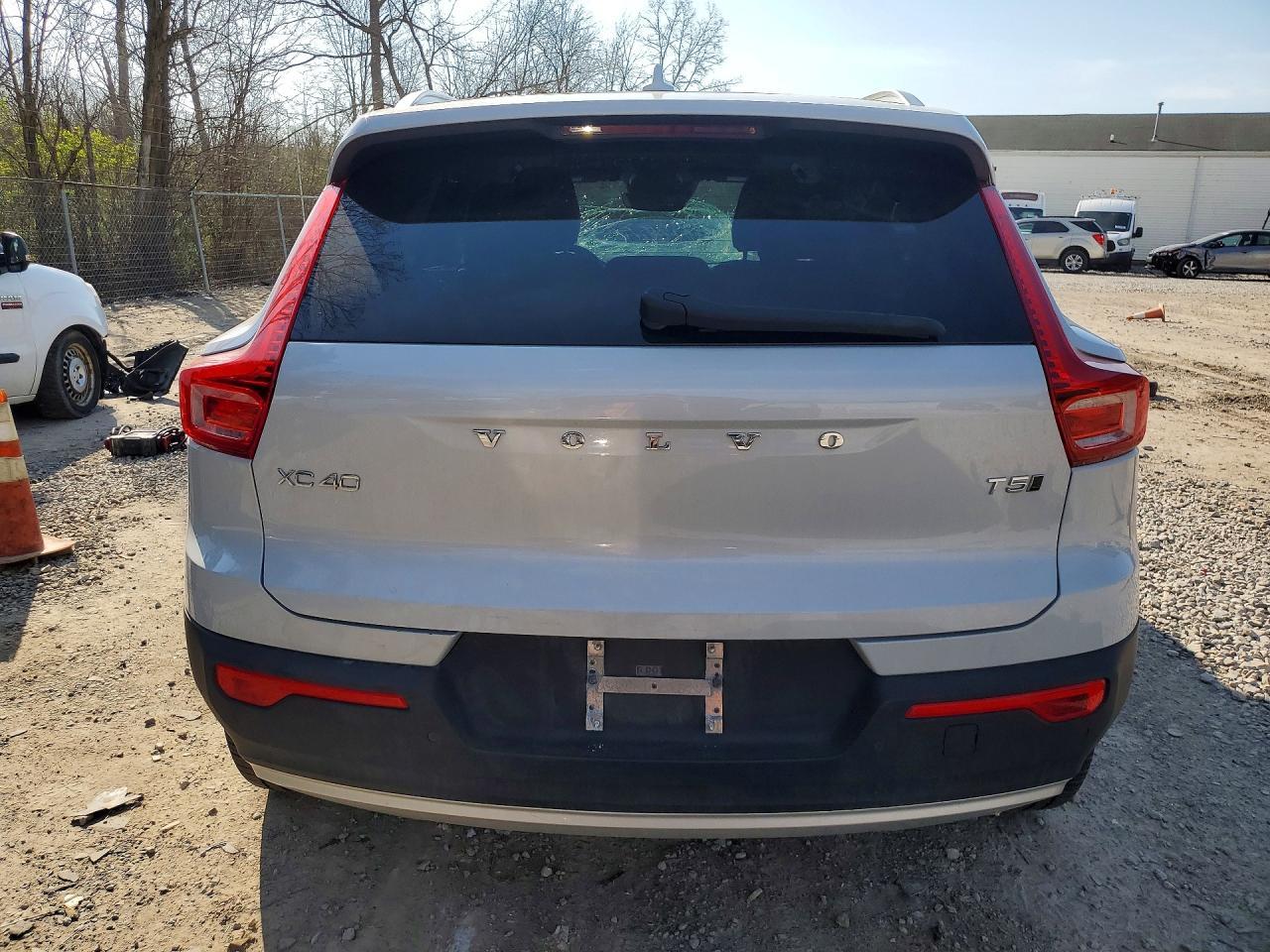 2020 Volvo Xc40 T5 Momentum - Image 6