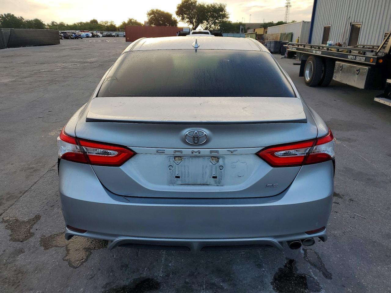 2020 Toyota Camry Se - Фото 6