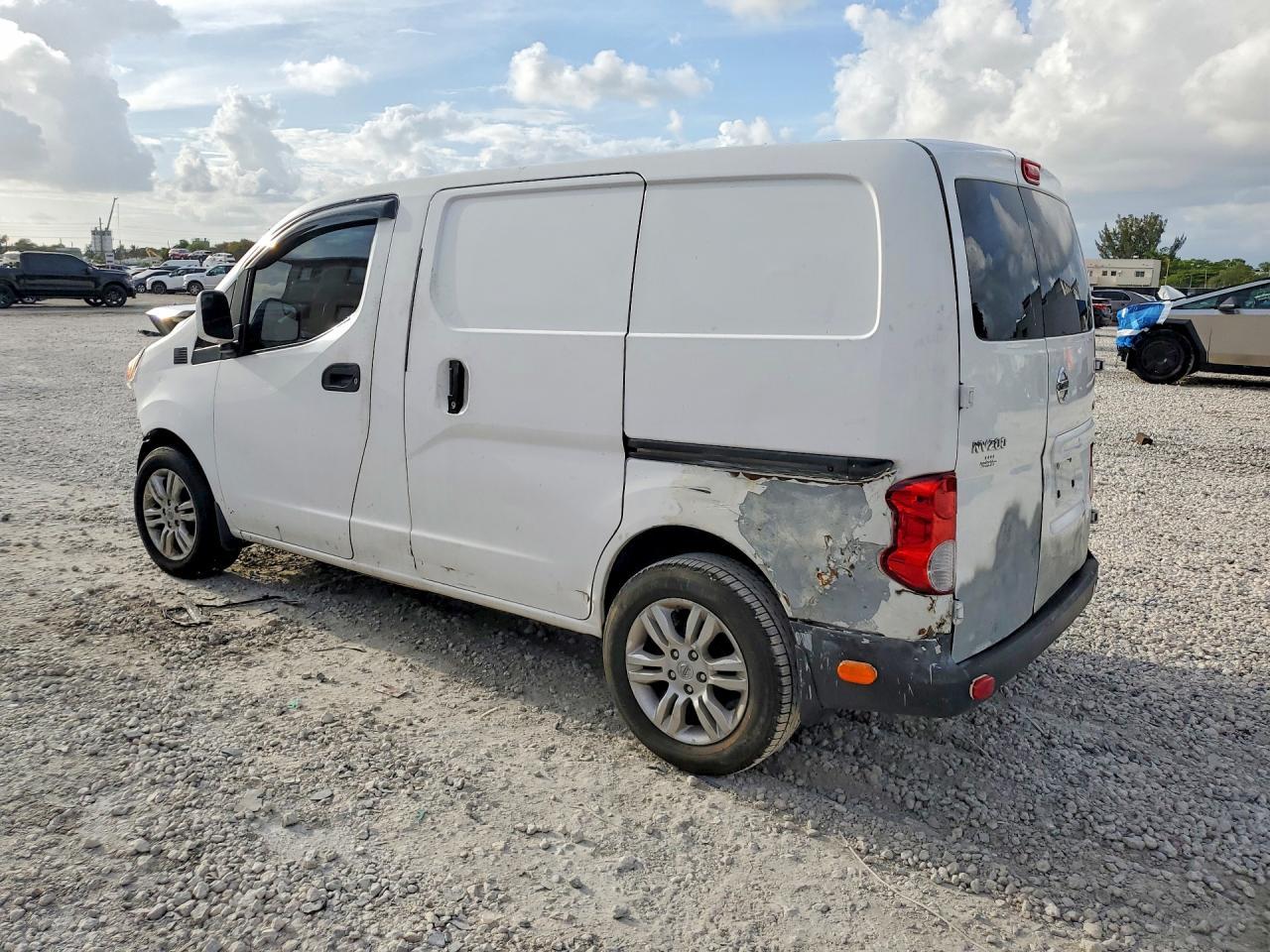 2017 Nissan Nv200 Sv - Image 2