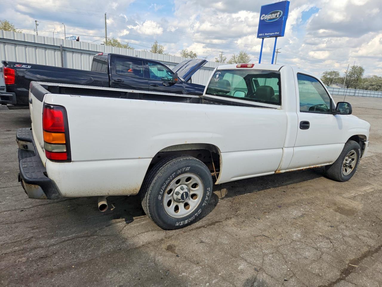 2005 GMC New Sierra C1500 - Image 3