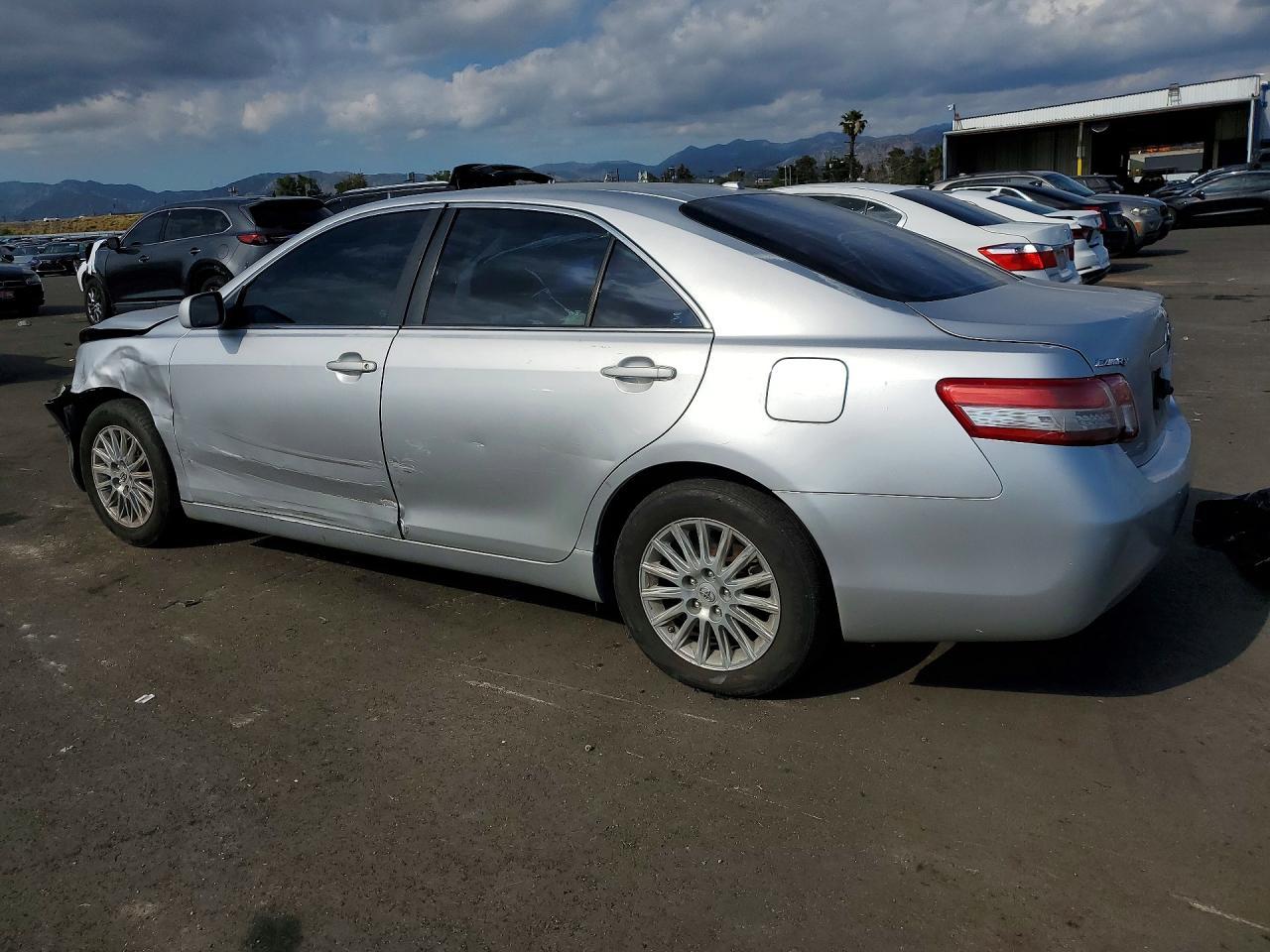 2011 Toyota Camry Le - Фото 2