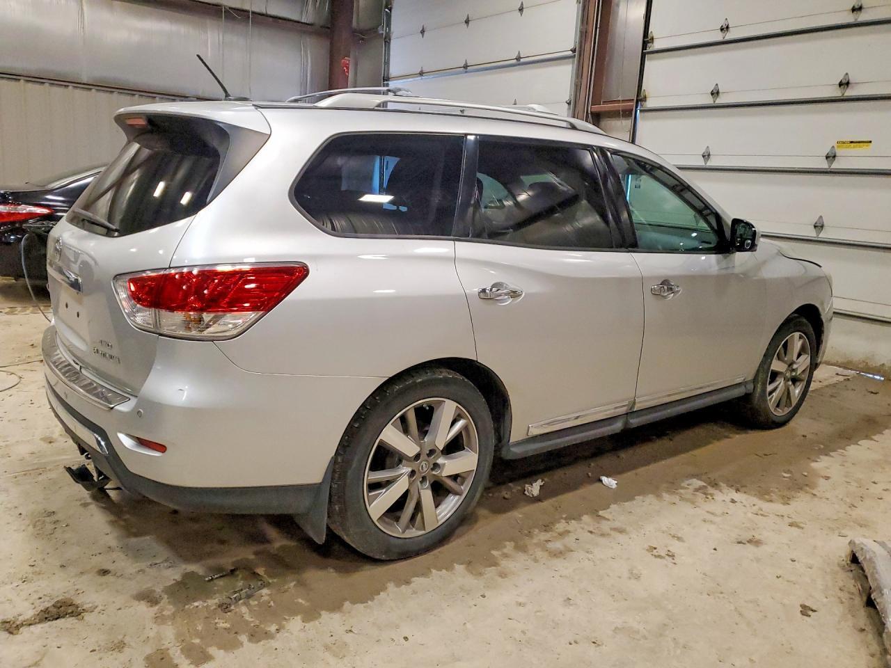 2013 Nissan Pathfinder S - Image 3