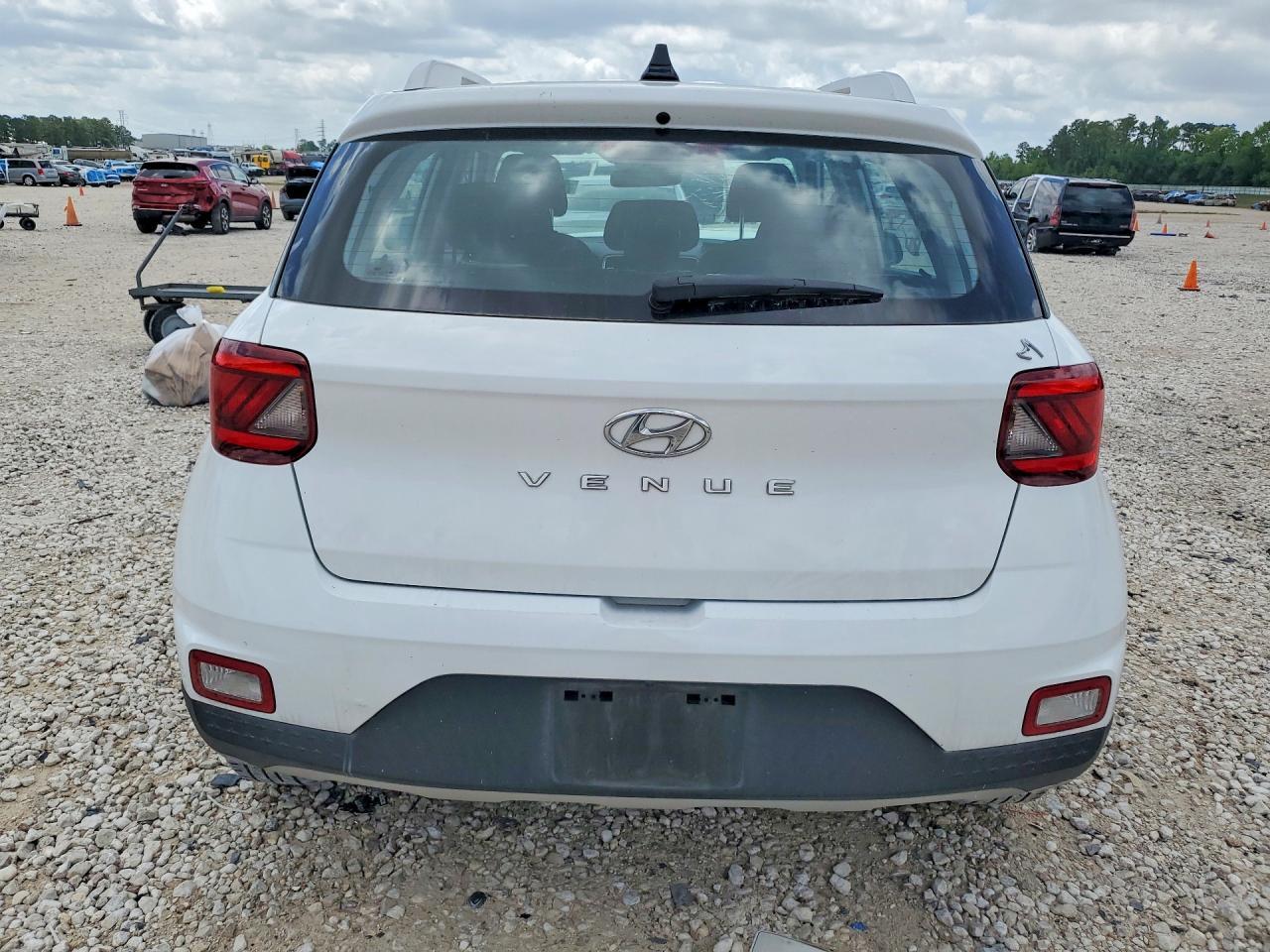 2022 Hyundai Venue Sel - Image 6