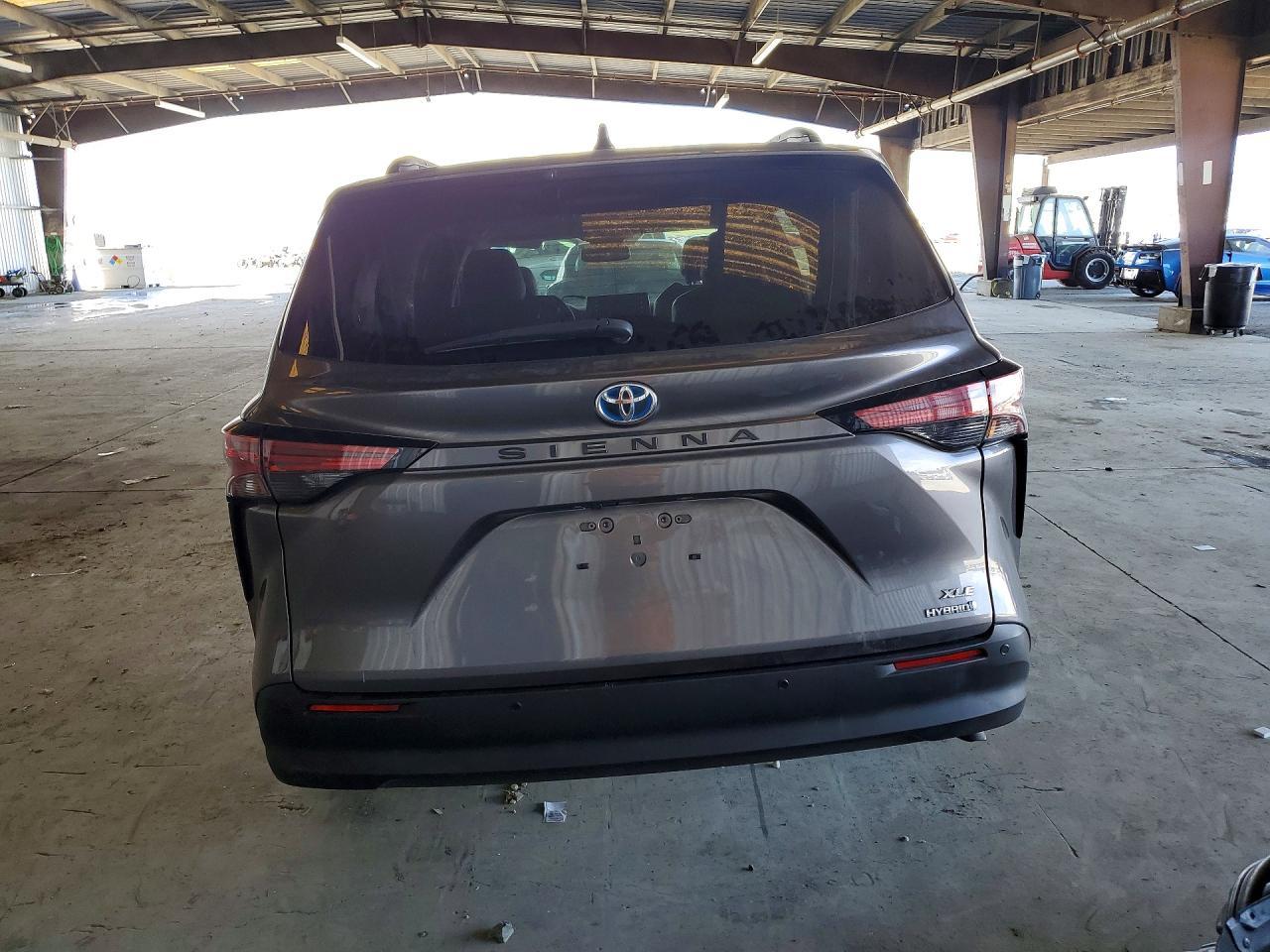 2021 Toyota Sienna Xle - Image 6