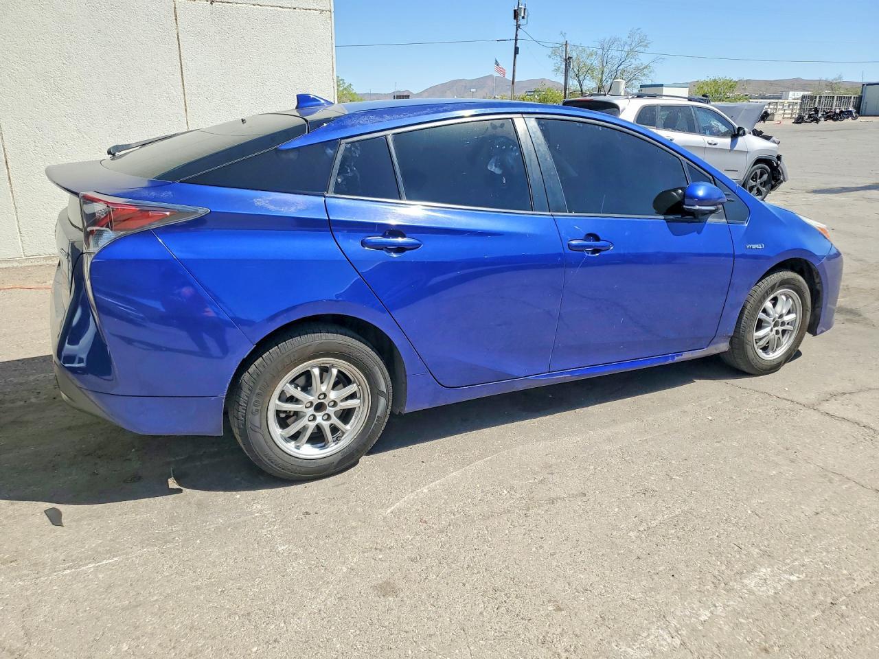 2016 Toyota Prius Two - Фото 3