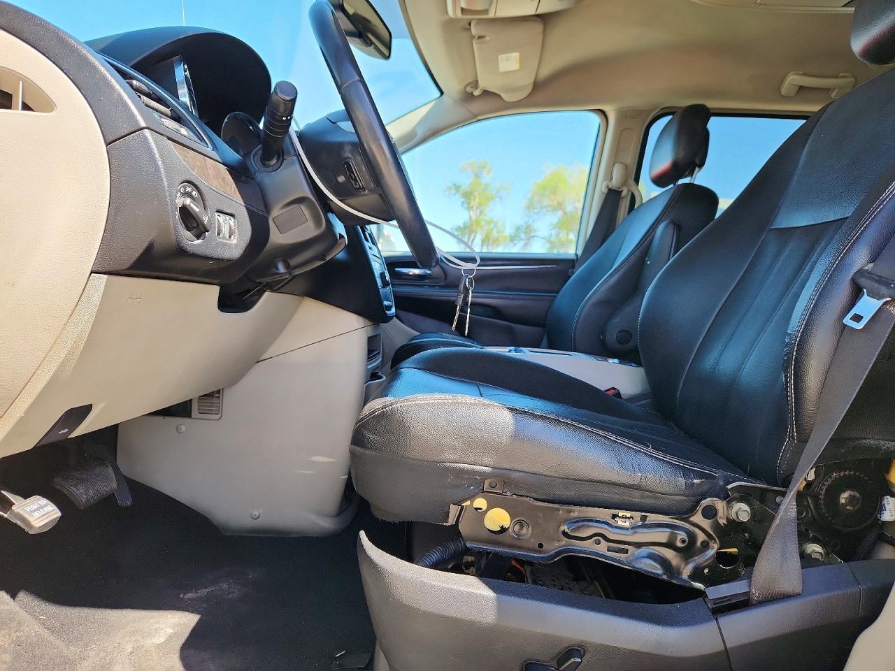 2016 Chrysler Town & Country Touring - Фото 7