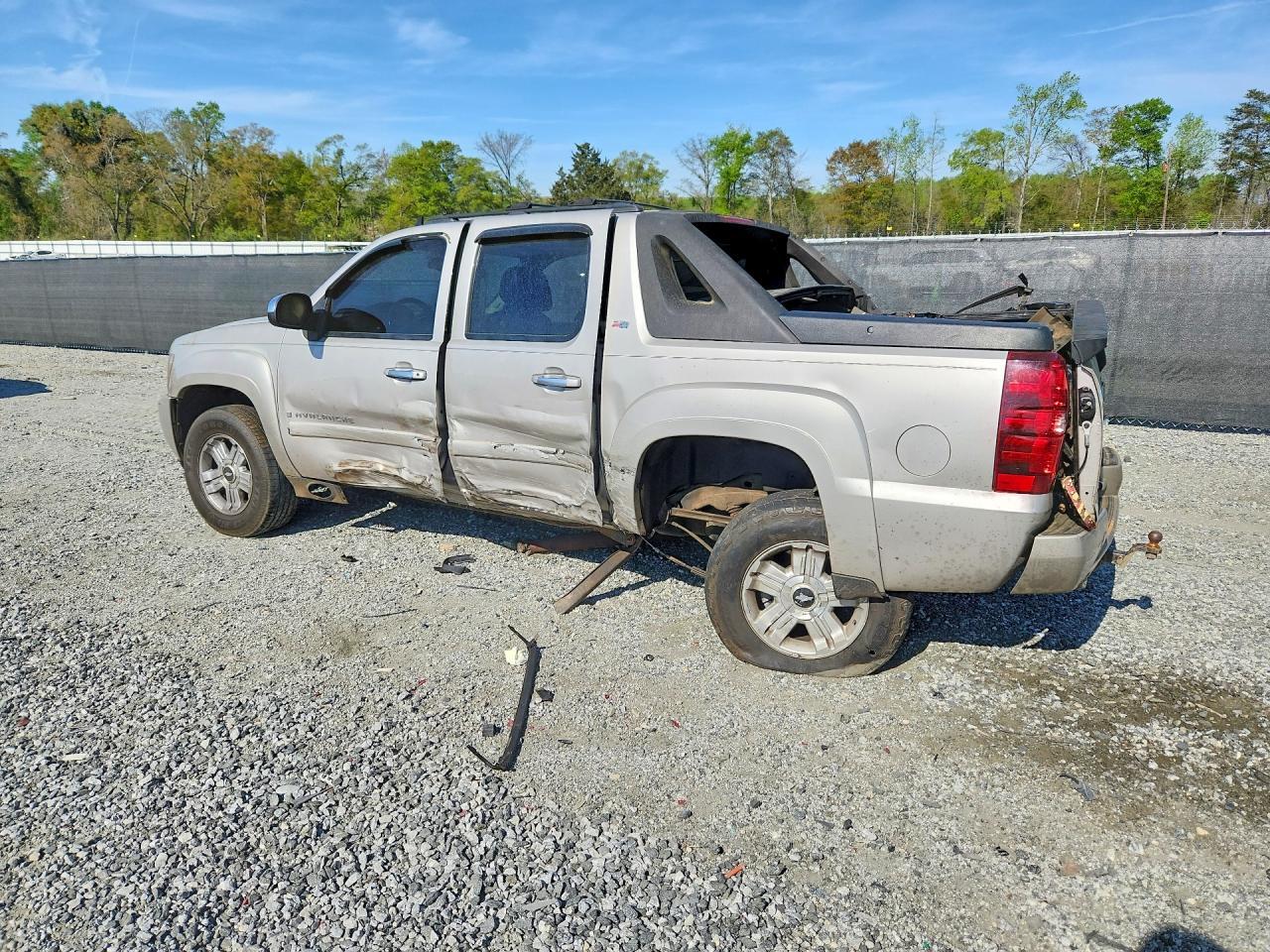 2007 Chevrolet Avalanche K1500 - Image 2