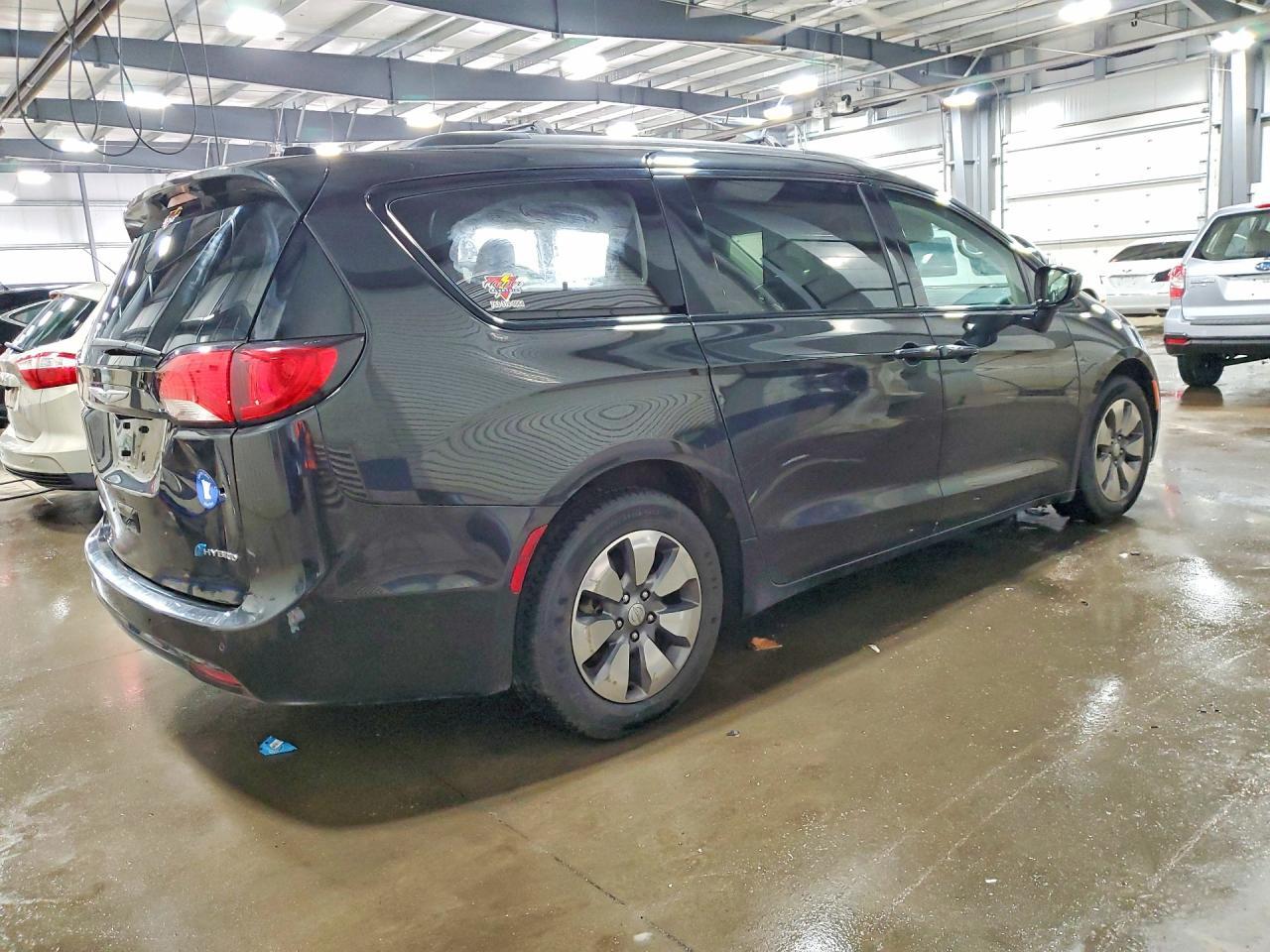 2018 Chrysler Pacifica Hybrid Touring L - Фото 3