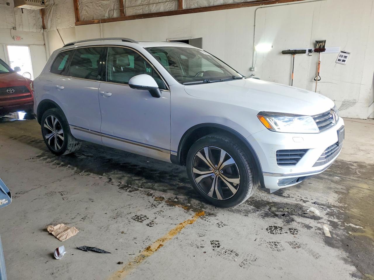2017 Volkswagen Touareg Wolfsburg - Image 4