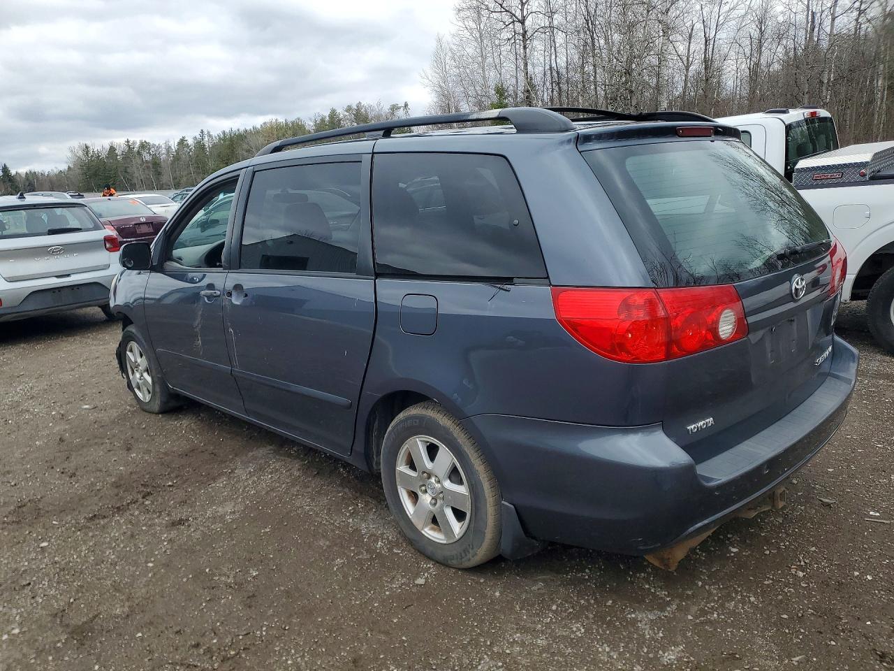 2009 Toyota Sienna Ce 7-Passenger - Фото 2