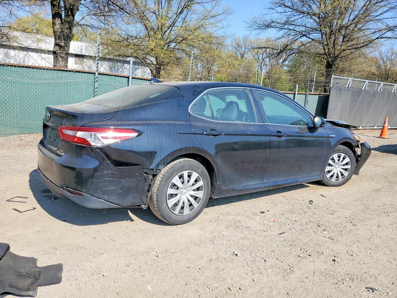 2019 Toyota Camry Le - Фото 3