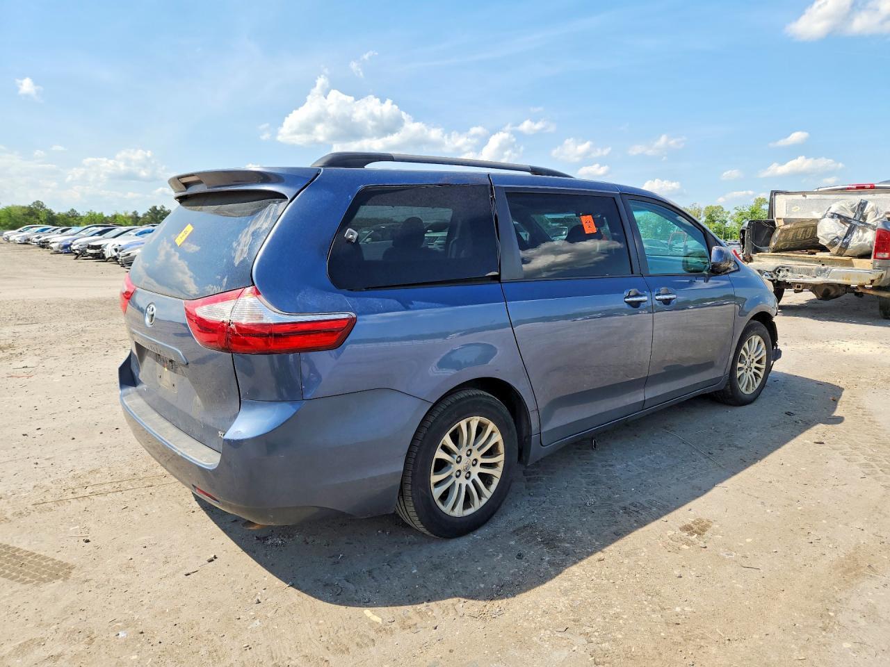 2015 Toyota Sienna Xle 8-Passenger - Image 3