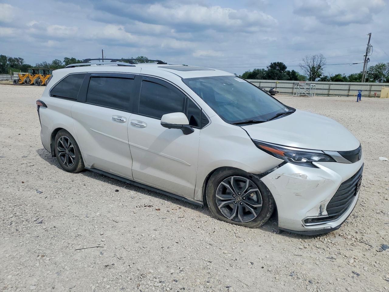 2025 Toyota Sienna - Image 4
