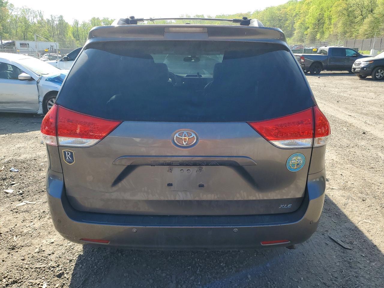 2012 Toyota Sienna Xle 8-Passenger - Image 6
