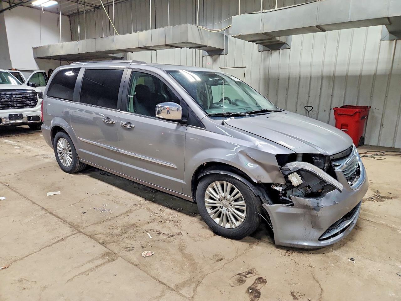 2013 Chrysler Town & Country Limited - Фото 4