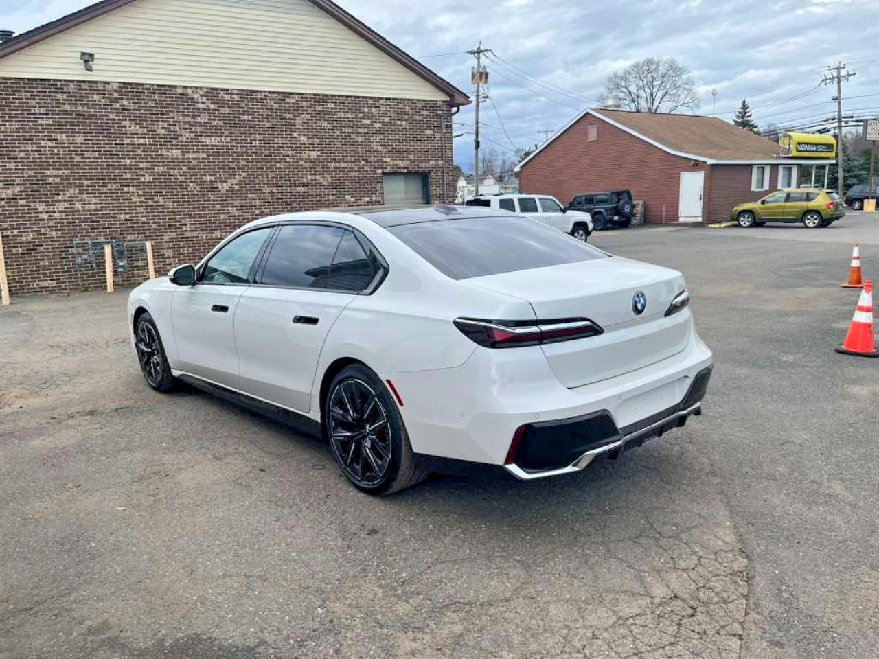2023 BMW I7 xDrive60 - Image 2
