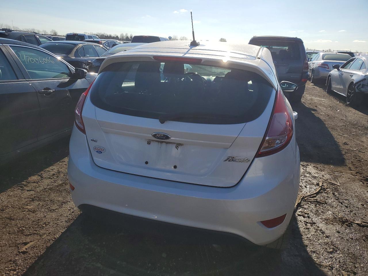 2016 Ford Fiesta Se - Фото 6