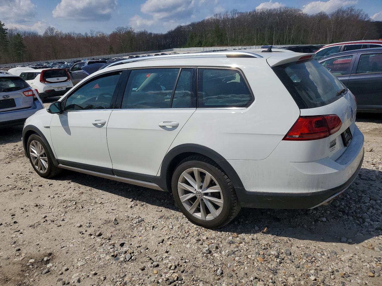 2017 Volkswagen Golf Alltrack S - Image 2