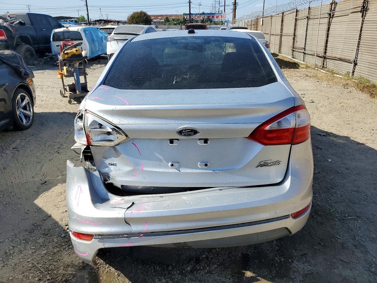 2015 Ford Fiesta Se - Фото 6