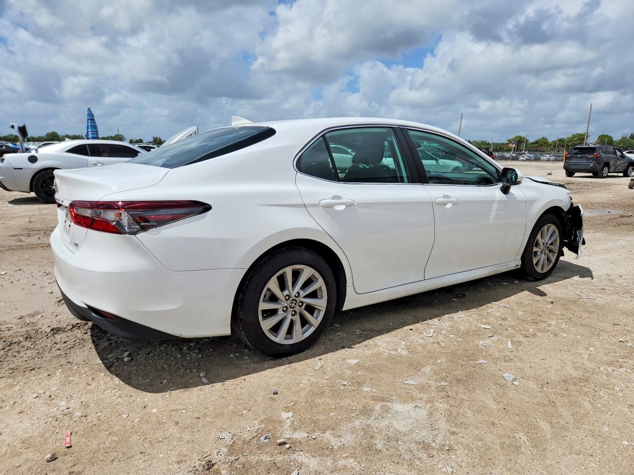 2024 Toyota Camry Le - Фото 3