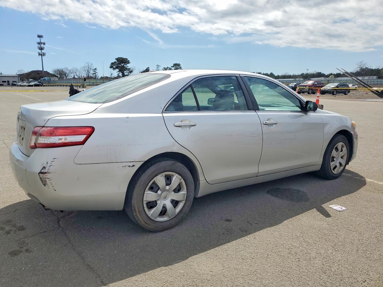 2011 Toyota Camry Base - Фото 3