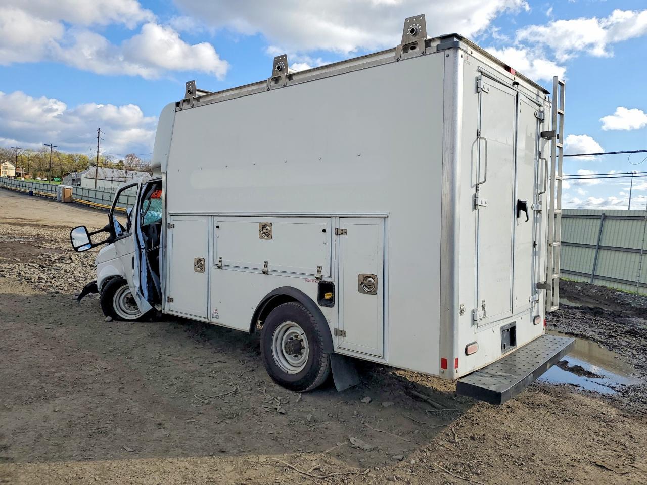 2019 Ford E350 Utility / Service Truck - Image 2