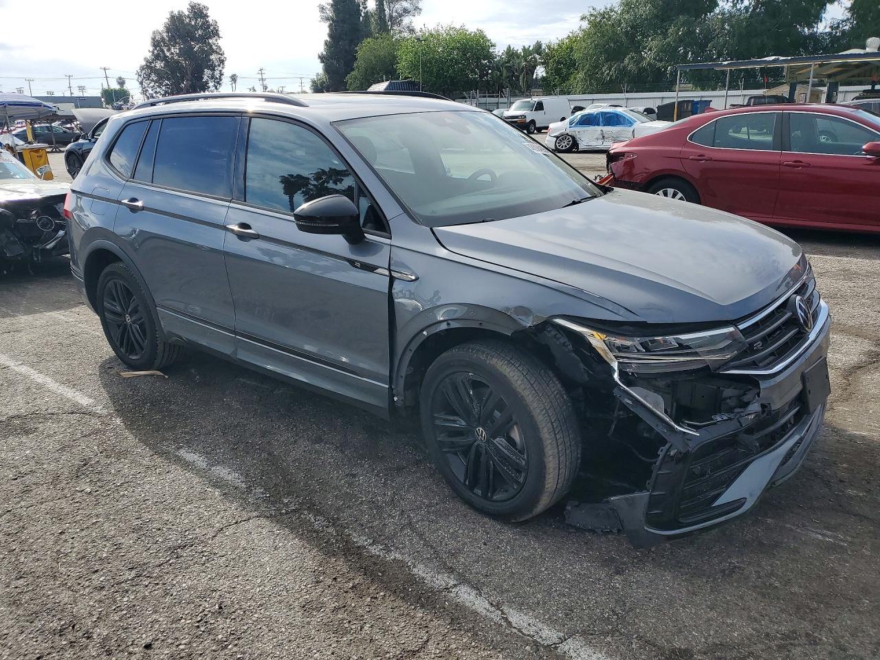 2022 Volkswagen Tiguan Se R-Line Black - Image 4