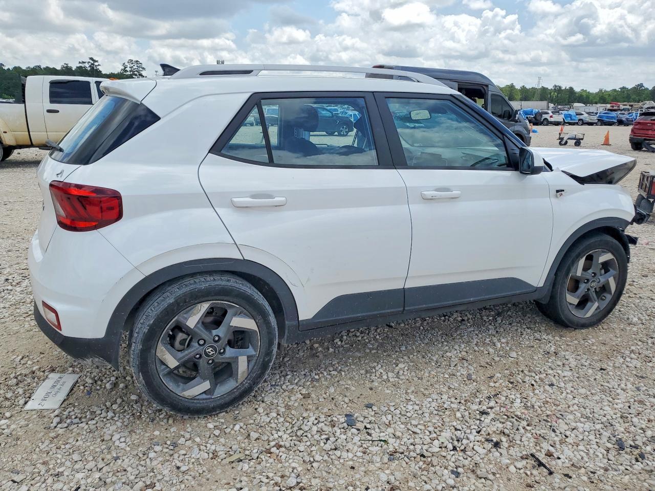 2022 Hyundai Venue Sel - Image 3