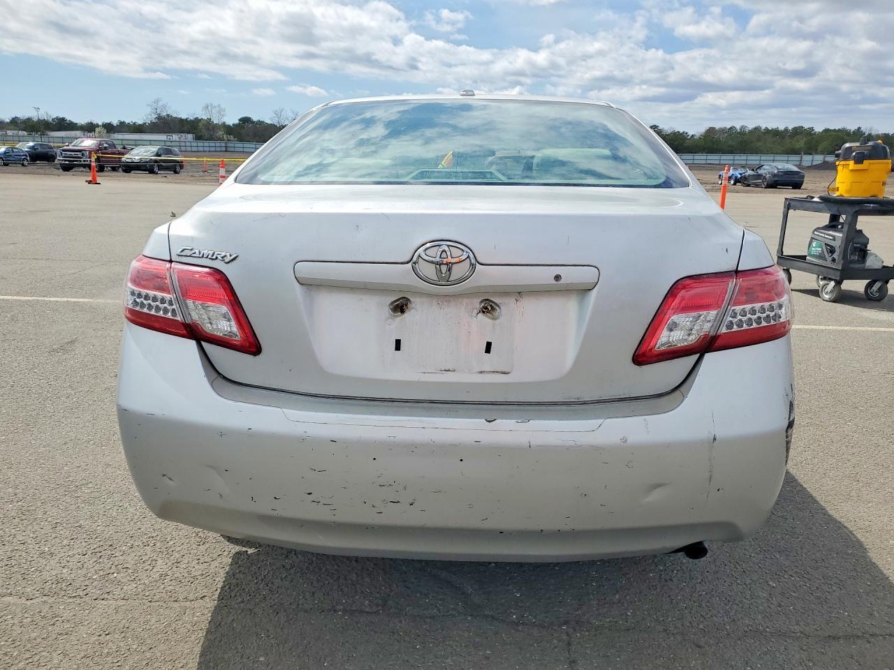 2011 Toyota Camry Base - Фото 6