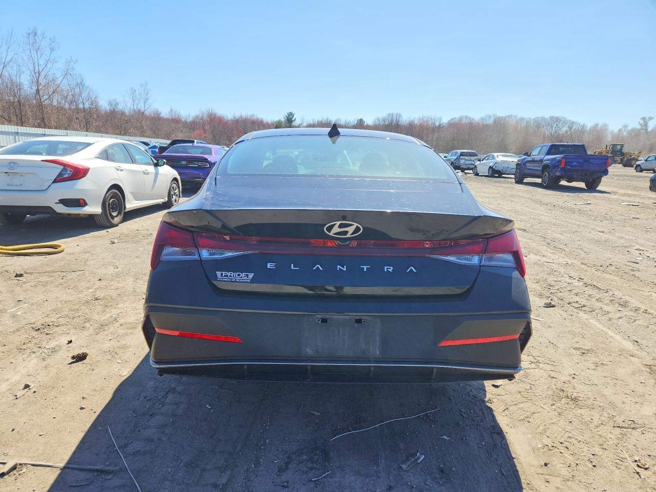 2025 Hyundai Elantra Se - Image 6