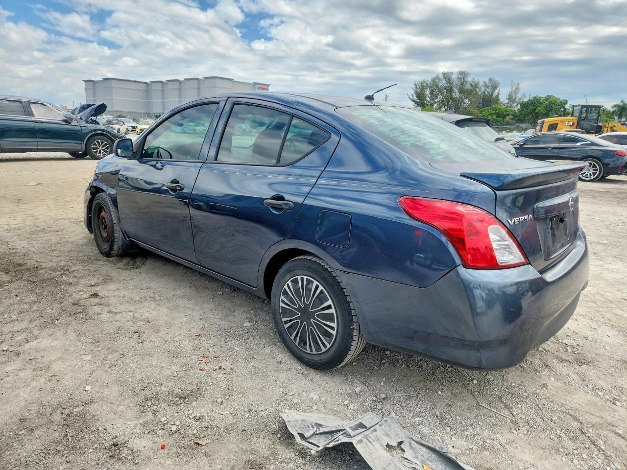 2015 Nissan Versa 1.6 S Plus - Image 2